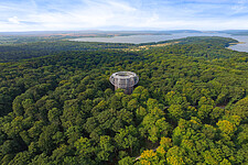 Luftaufnahme zum Jasmunder Bodden mit Aussichtsturm